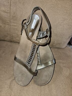 Anne Klein iFlex Sz 9 T-Strap 2" Wedge Sandals
